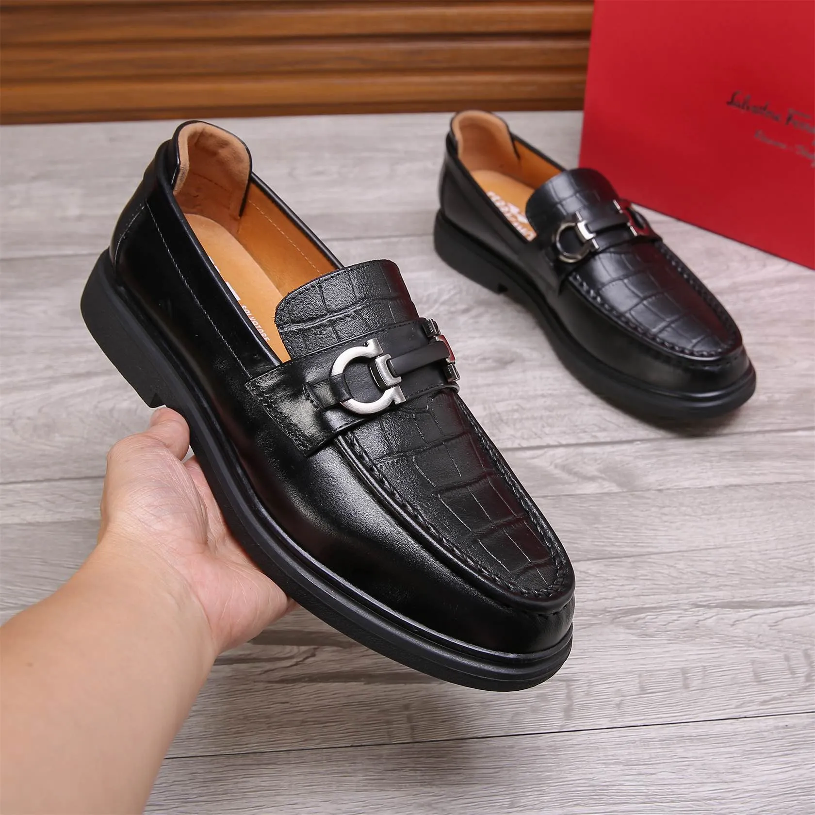 Men's shoes 💰460 🕷🕷🐂【Ferragamo】Ferragamo Popular fashionable casual shoes🇨🇳Official website counter 1:1 production, original mold opening💯Good quality visible, imported high-end first-layer waxed calfskin, water-dyed🐂leather lining🌿very clear texture, high-quality waterproof, non-slip and wear-resistant outsole🎋high quality and low price, truly handmade🍓Black optional! Code number 38-44 (45-46 customized)......
